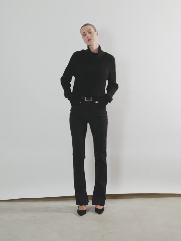 Turtle neck cashmere sweater "Eline" in 100% pure cashmere. Scandinavian design by Kashmina. Color: Black.