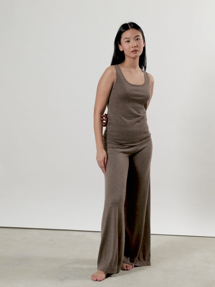 Cashmere singlet "Skin" in 100% pure cashmere. Scandinavian design by Kashmina. Color: Dark Toast.