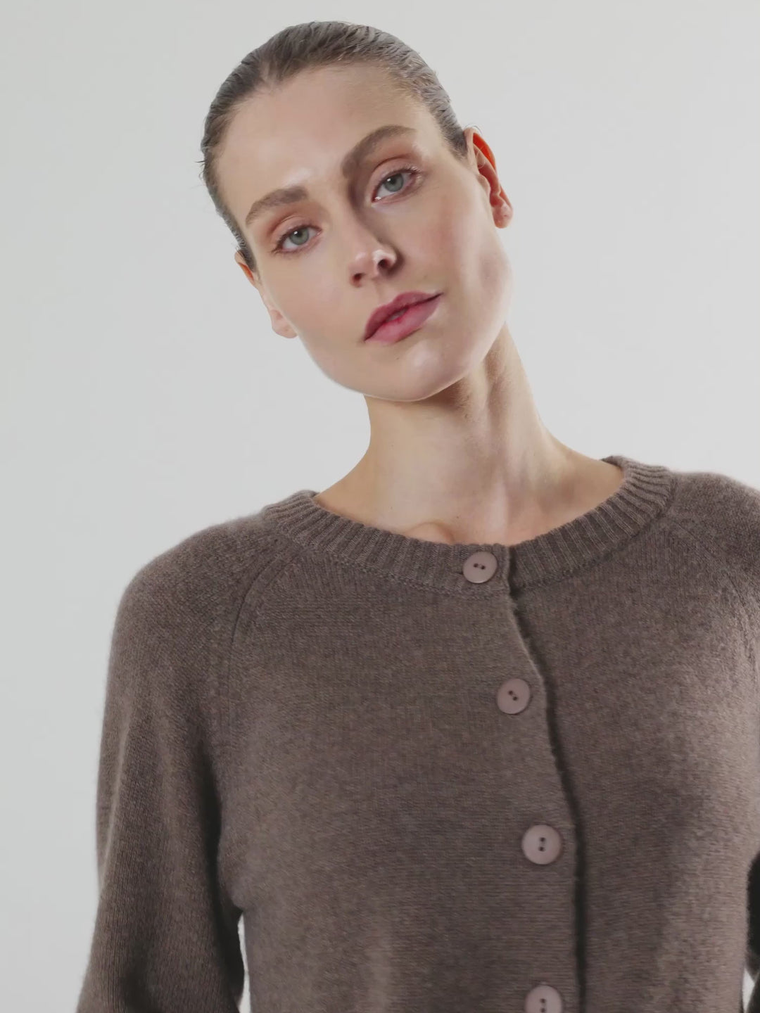 Cashmere cardigan "Randi" in 100% pure cashmere. Scandinavian design by Kashmina. Color: Dark Toast.