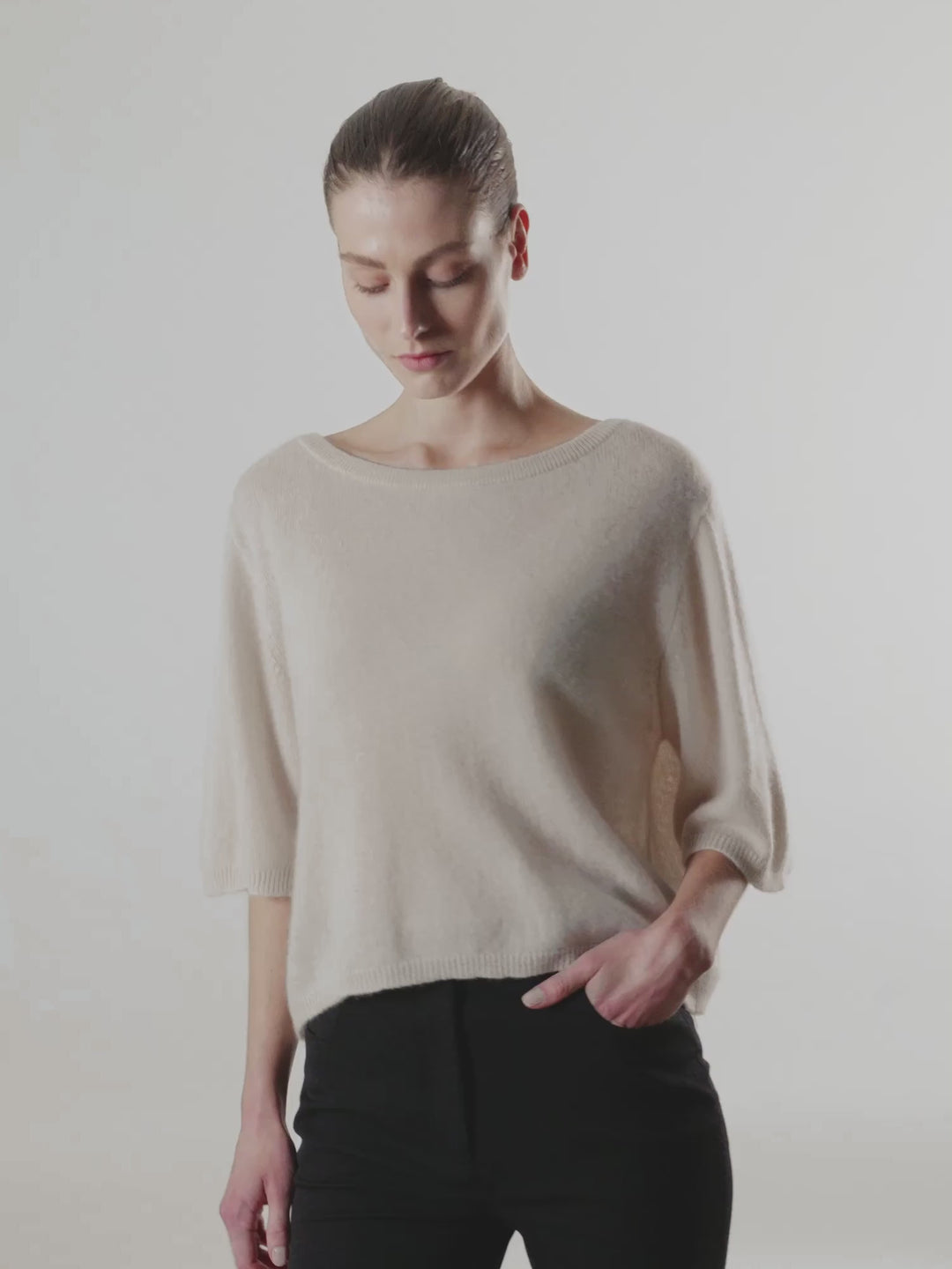 Cashmere t-shirt "Vaar" in 100% pure cashmere. Scandinavian design by Kashmina. Color: Cream.