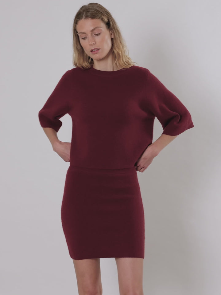 Cashmere skirt "Olava" in 100% pure cashmere. Scandinavian design by Kashmina. Color: Bordeaux.