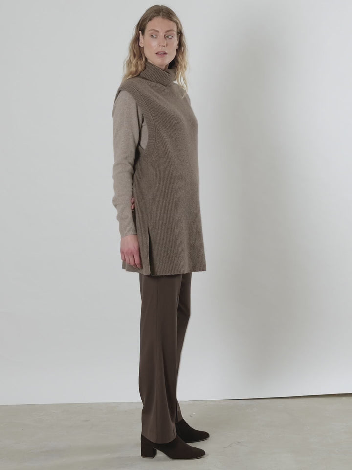 Cashmere vest "Vedis" in 100% pure cashmere. Scandinavian design by Kashmina. Color: Dark Toast.