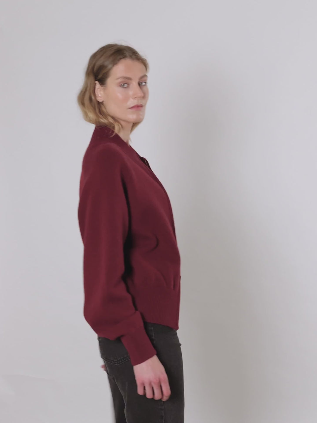 Cashmere bomber-jacket "Oline" in 100% pure cashmere. Scandinavian design by Kashmina. Color: Deep red, burgundy "Bordeaux".