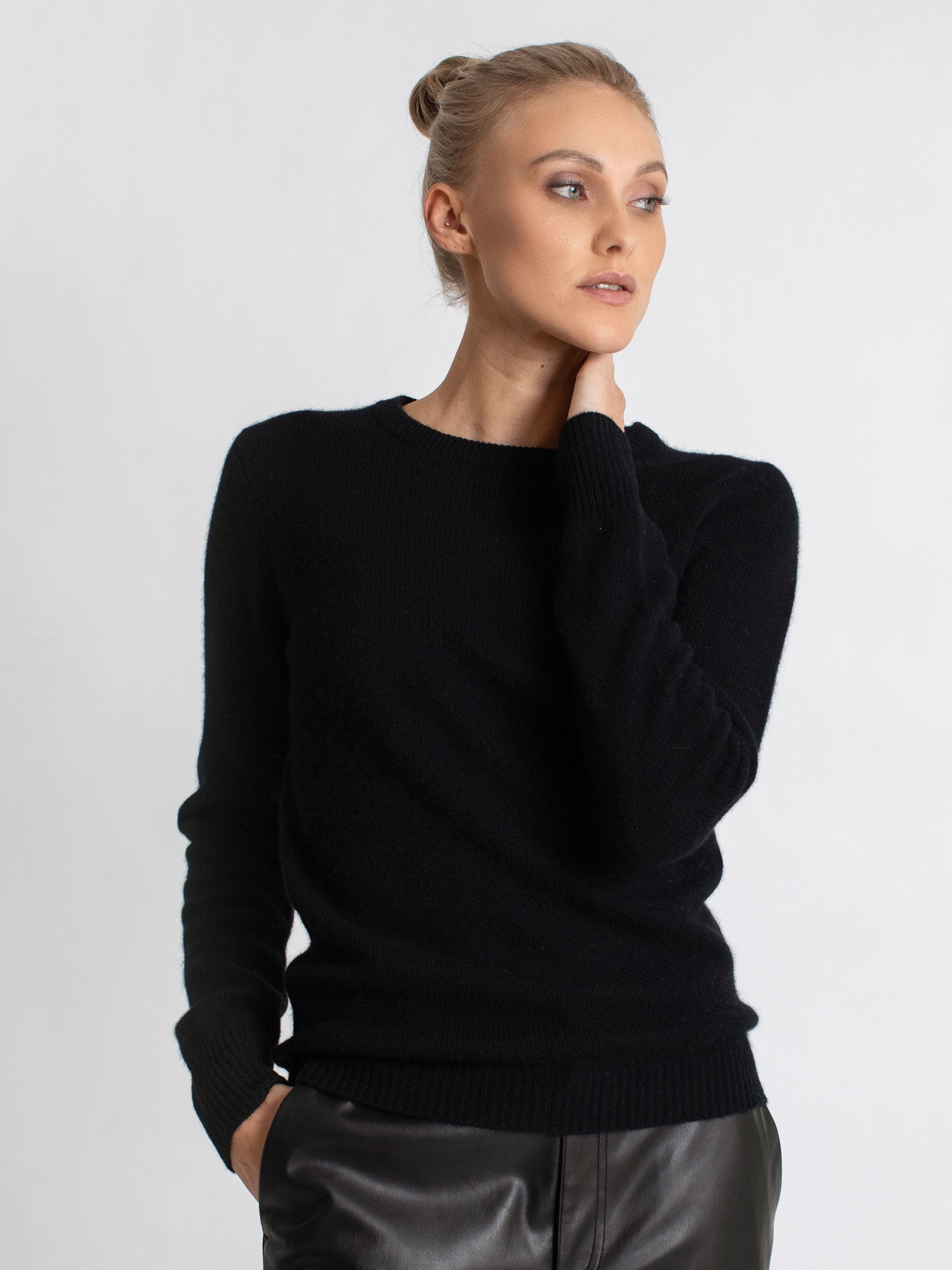 Cashmere sweater Saga black