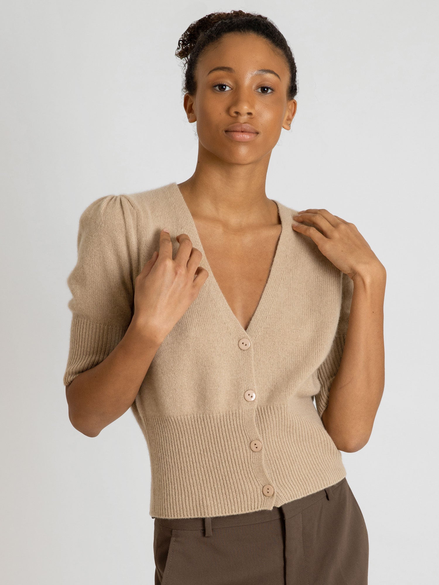 Beige short outlet cardigan